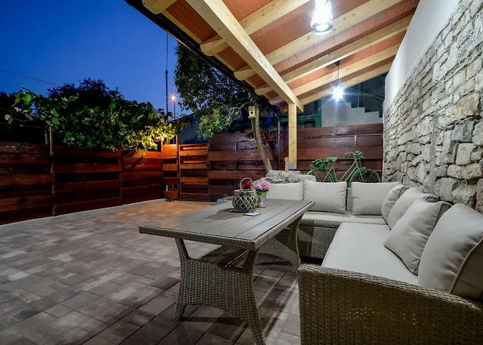 Vintage Garden Apartment *