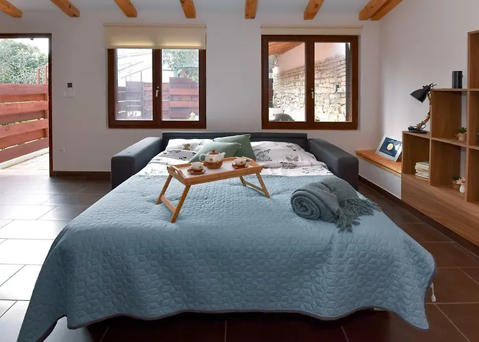 Vintage Garden Apartment *